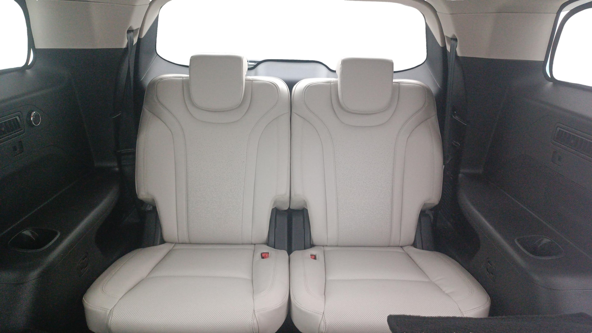 View 2024 Mahindra XUV700 MX Petrol 5 STR Image 10 Used 2024 Mahindra XUV700 MX Petrol 5 STR Image 10