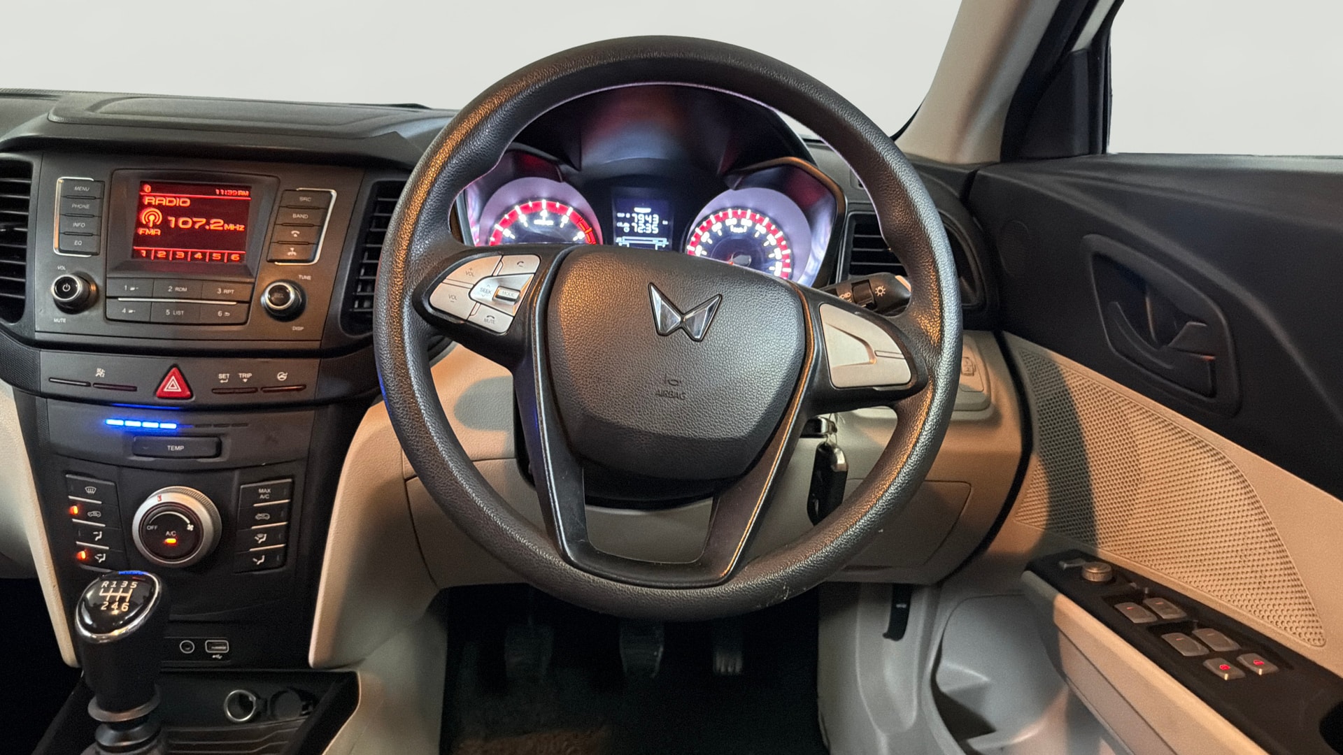 View 2023 Mahindra XUV300 W4 Petrol BS IV Image 20 Used 2023 Mahindra XUV300 W4 Petrol BS IV Image 20