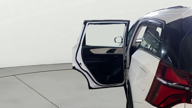 View Mahindra XUV700 Image 23 Used Mahindra XUV700 Image 23