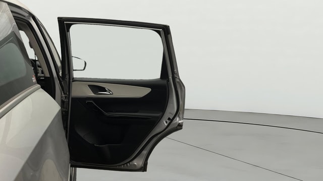 View Mahindra XUV700 Image 6 Used Mahindra XUV700 Image 6