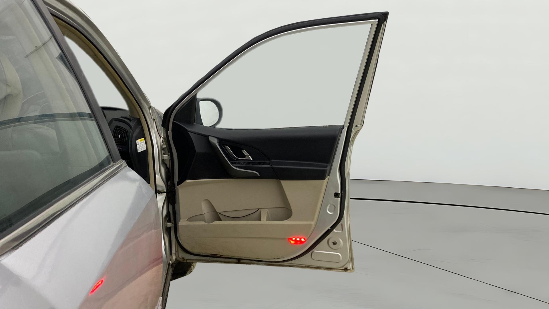 View 2015 Mahindra XUV500 W10 FWD Image 49 Used 2015 Mahindra XUV500 W10 FWD Image 49