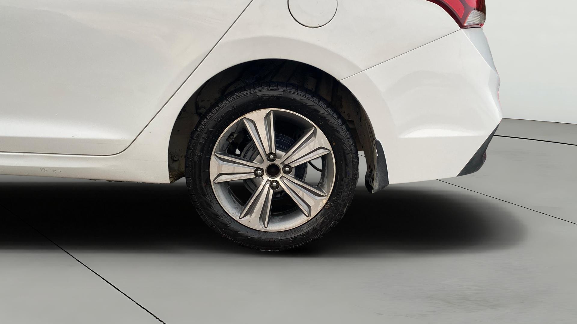 View 2019 Hyundai Verna 1.6 VTVT SX (O) AT Image 12 Used 2019 Hyundai Verna 1.6 VTVT SX (O) AT Image 12