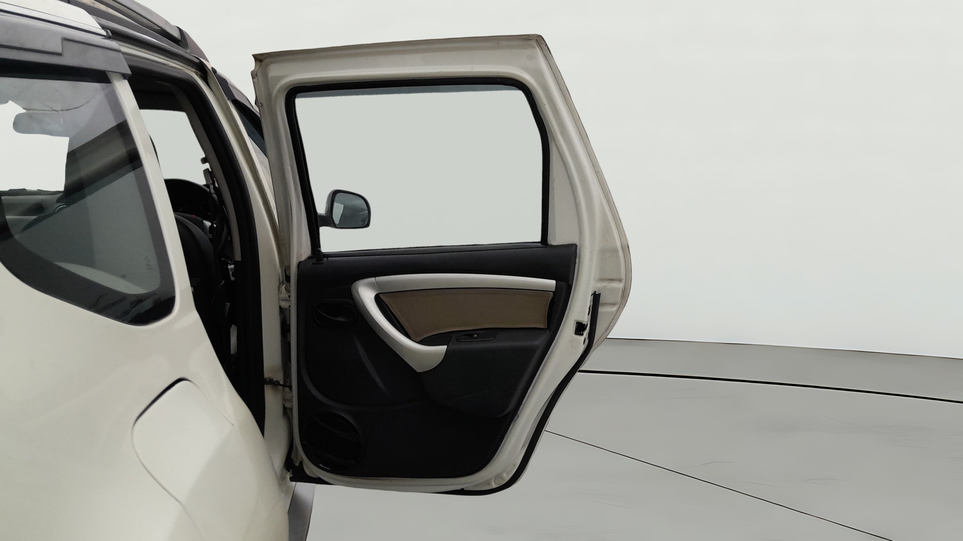 View 2015 Renault Duster Diesel 85PS 4x2 MT Image 5 Used 2015 Renault Duster Diesel 85PS 4x2 MT Image 5