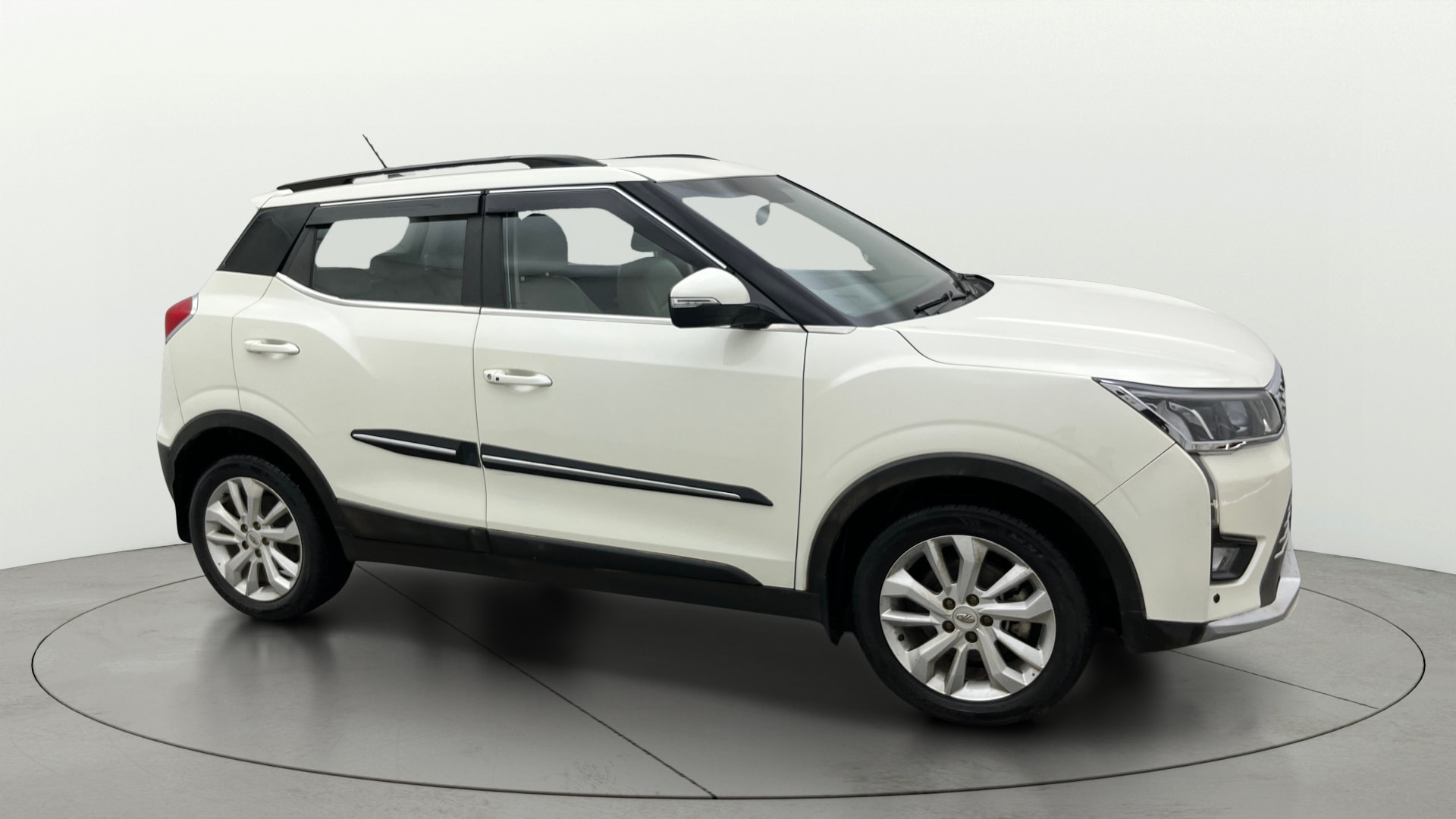 View 2020 Mahindra XUV300 W4 Petrol BS IV Image 14 Used 2020 Mahindra XUV300 W4 Petrol BS IV Image 14