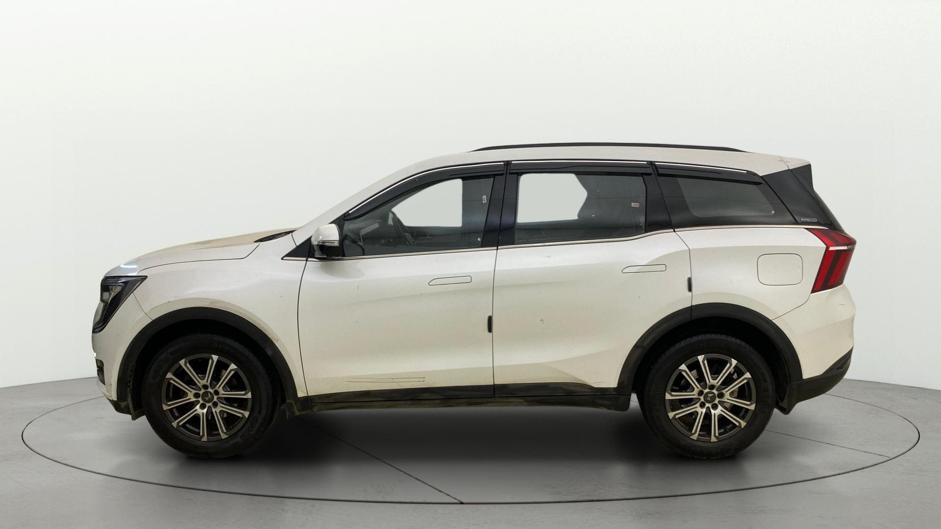 View 2023 Mahindra XUV700 MX Petrol 5 STR Image 28 Used 2023 Mahindra XUV700 MX Petrol 5 STR Image 28