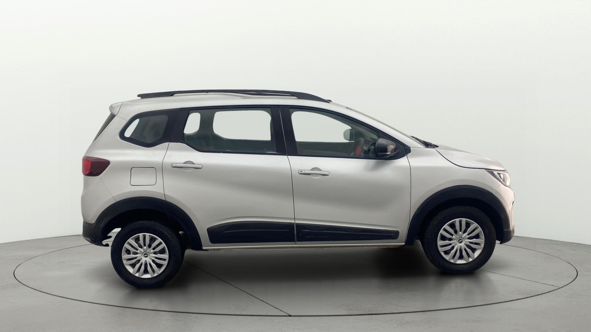 View 2022 Renault Triber RXT Image 8 Used 2022 Renault Triber RXT Image 8
