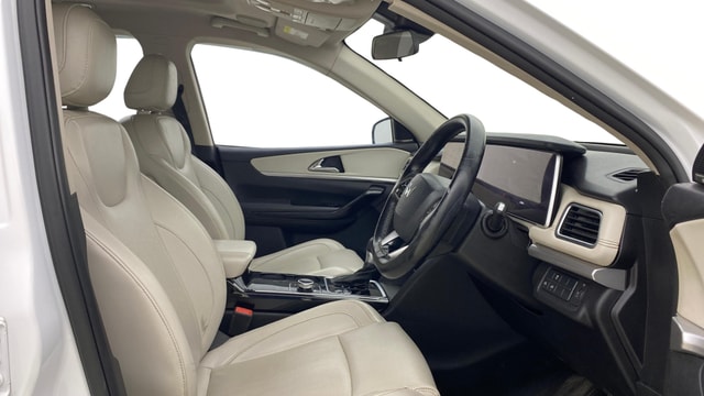 View Mahindra XUV700 Image 19 Used Mahindra XUV700 Image 19