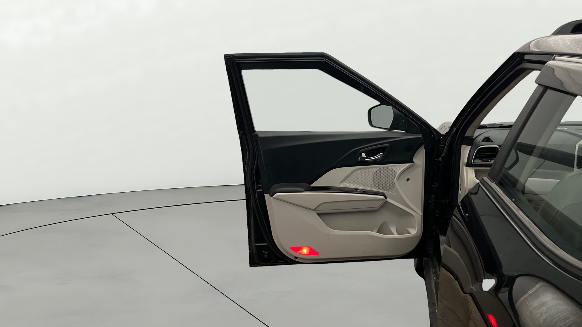 View 2020 Mahindra XUV300 W4 Petrol BS IV Image 32 Used 2020 Mahindra XUV300 W4 Petrol BS IV Image 32