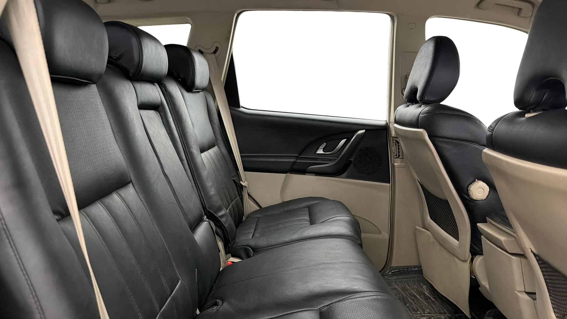 View 2018 Mahindra XUV500 W4 BS4 1.99 litre Image 31 Used 2018 Mahindra XUV500 W4 BS4 1.99 litre Image 31