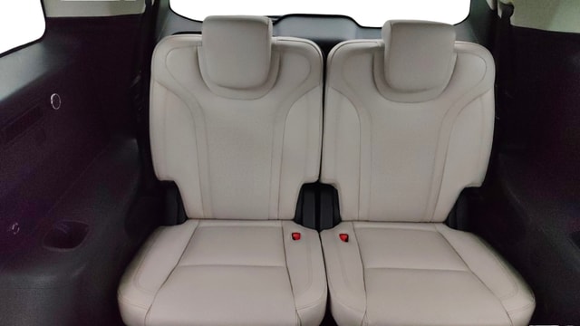 View Mahindra XUV700 Image 14 Used Mahindra XUV700 Image 14