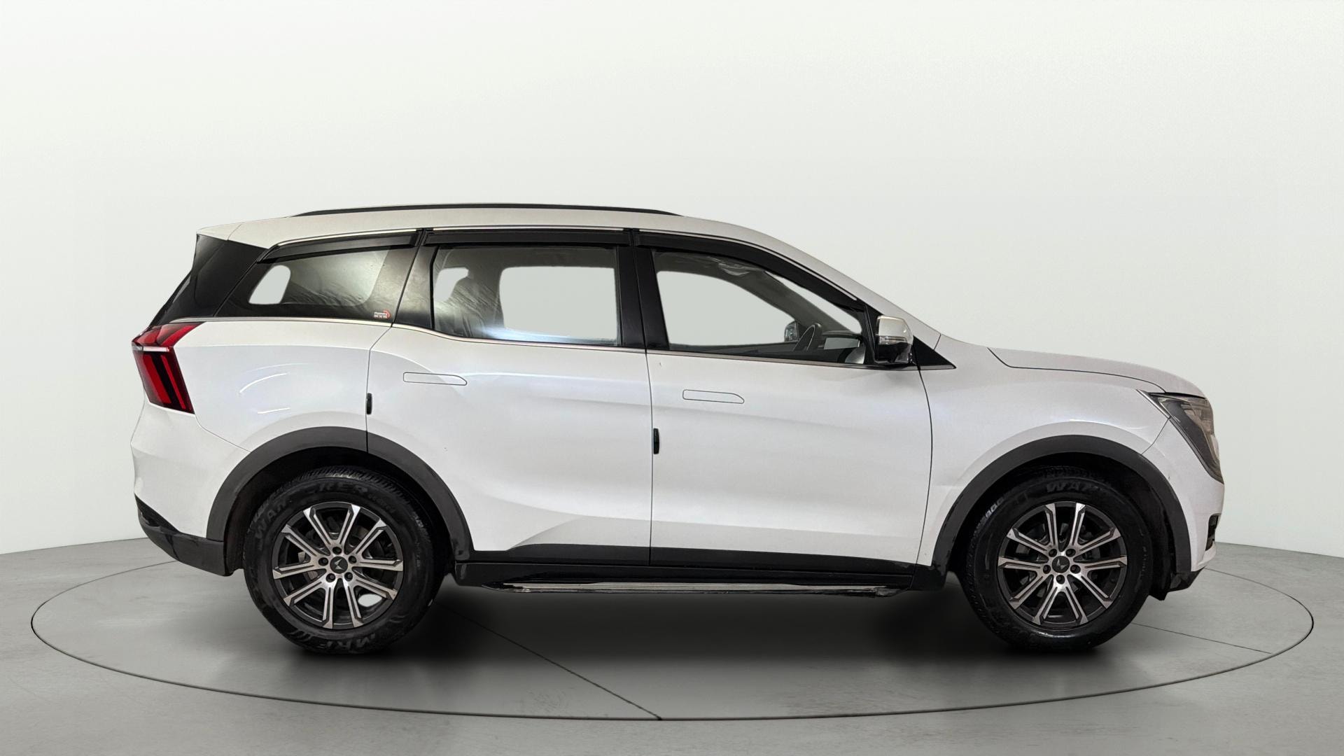 View 2022 Mahindra XUV700 MX Petrol 5 STR Image 29 Used 2022 Mahindra XUV700 MX Petrol 5 STR Image 29