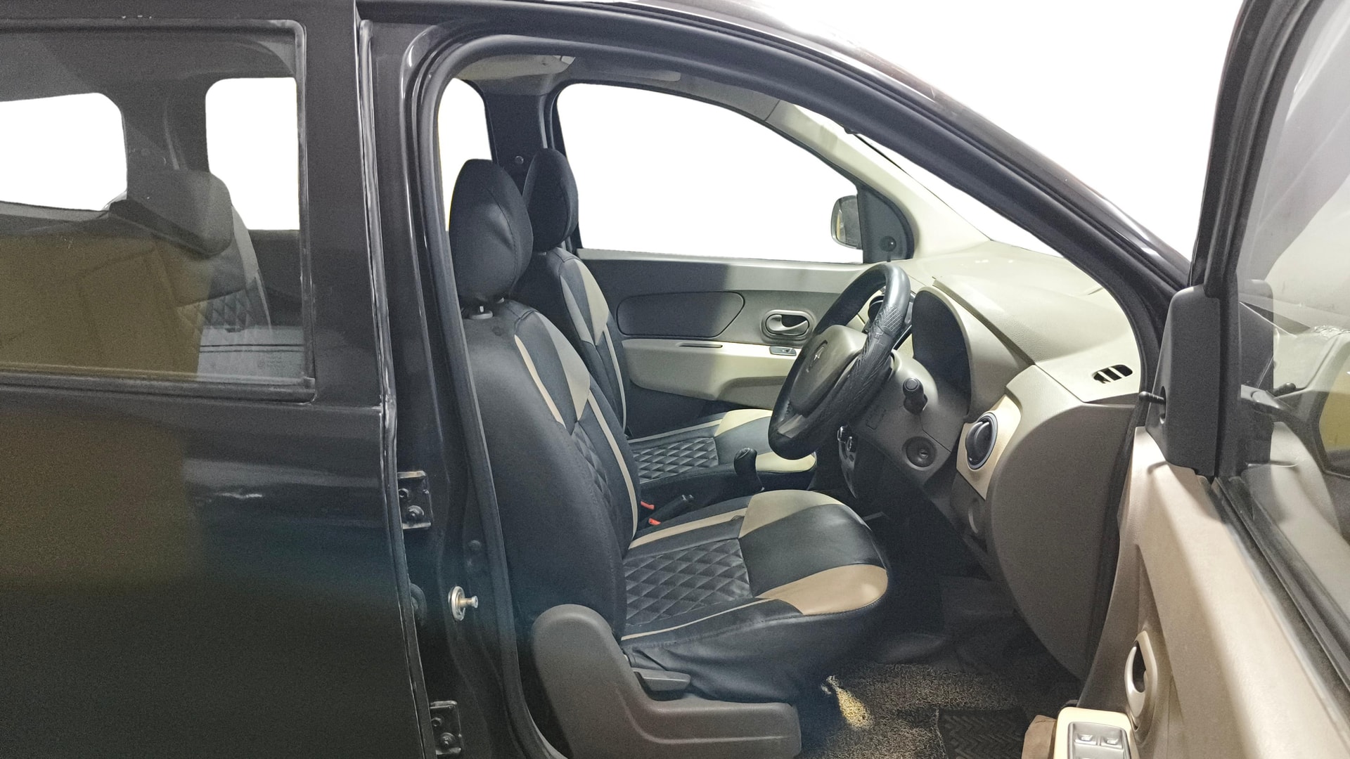 View 2016 Renault Lodgy 85 PS RxL 8 Seater Image 19 Used 2016 Renault Lodgy 85 PS RxL 8 Seater Image 19