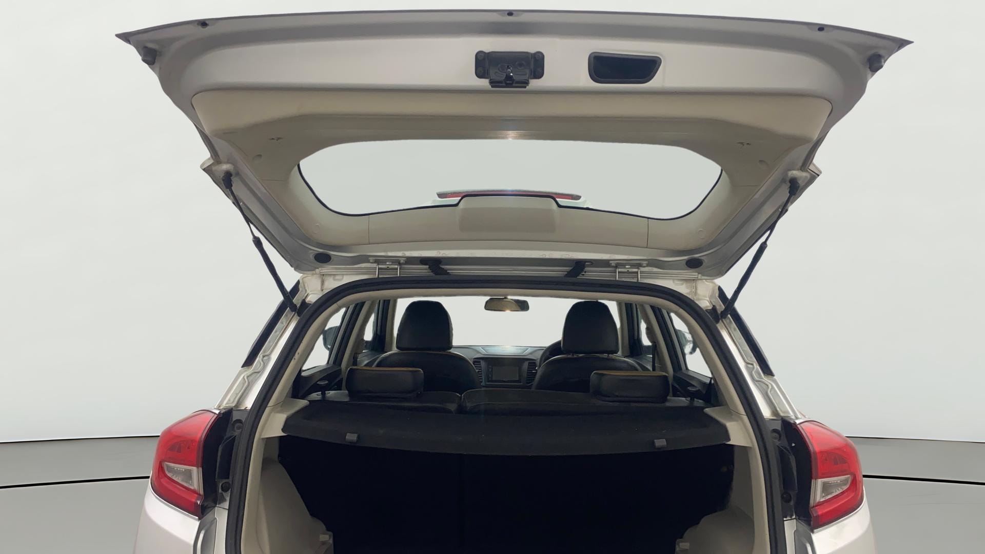 View 2019 Mahindra XUV300 W4 Petrol BS IV Image 16 Used 2019 Mahindra XUV300 W4 Petrol BS IV Image 16