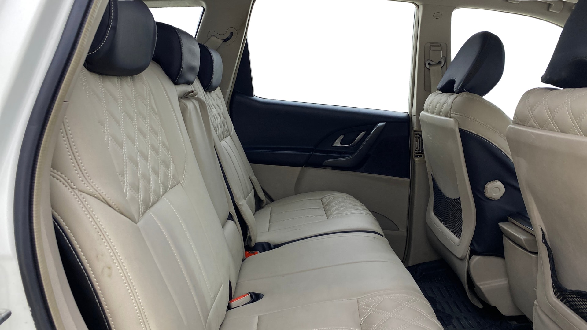 View 2015 Mahindra XUV500 W10 FWD Image 38 Used 2015 Mahindra XUV500 W10 FWD Image 38