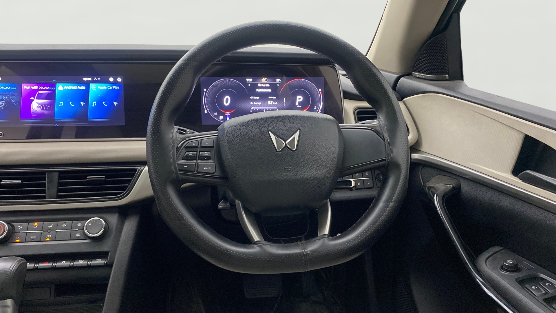 View 2023 Mahindra XUV700 MX Petrol 5 STR Image 20 Used 2023 Mahindra XUV700 MX Petrol 5 STR Image 20