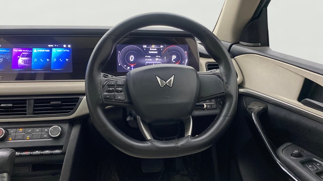 View Mahindra XUV700 Image 20 Used Mahindra XUV700 Image 20