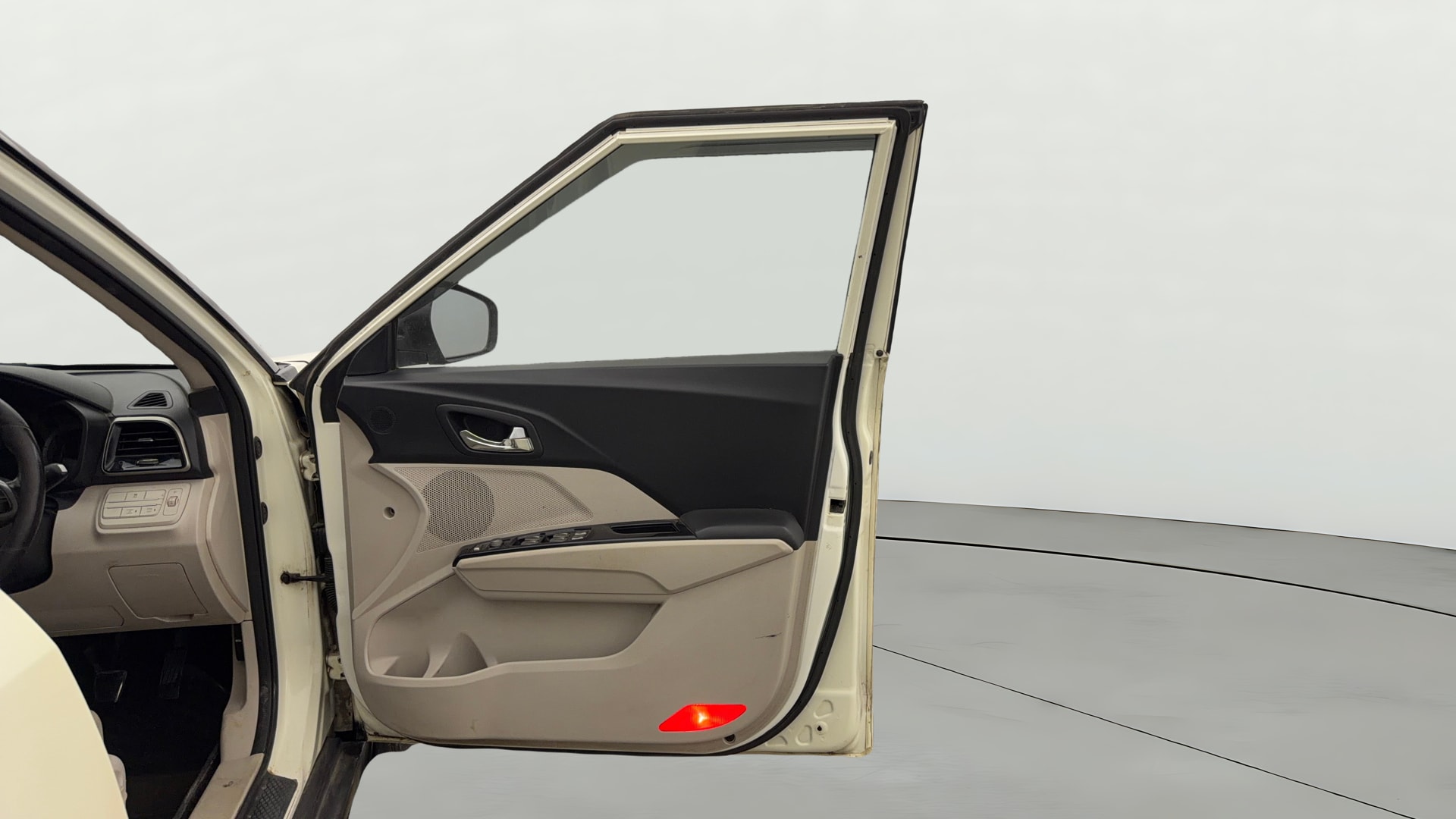 View 2019 Mahindra XUV300 W4 Petrol BS IV Image 47 Used 2019 Mahindra XUV300 W4 Petrol BS IV Image 47