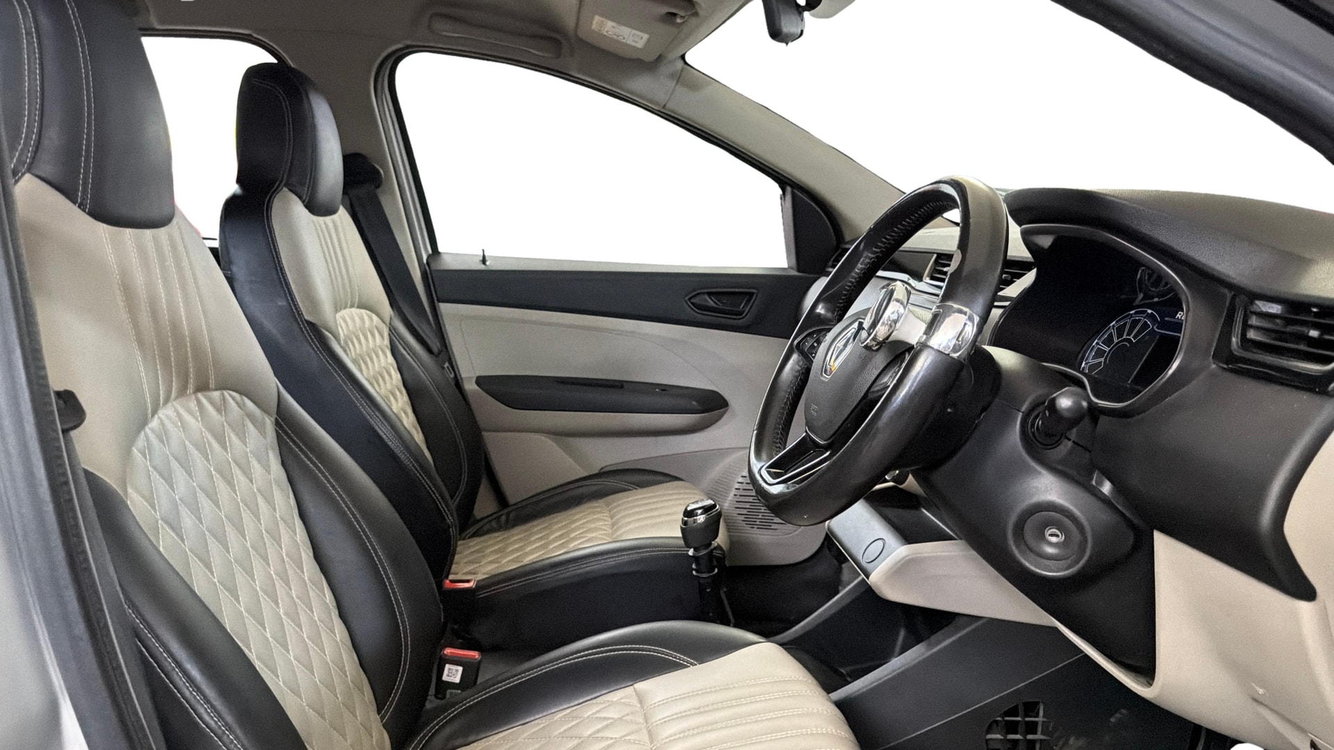 View 2022 Renault Triber RXT Image 27 Used 2022 Renault Triber RXT Image 27