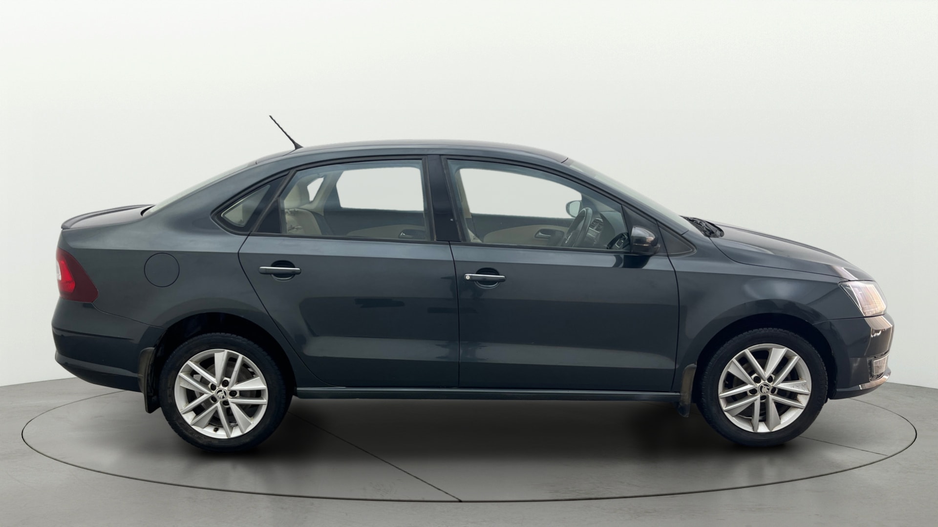 View 2017 Skoda Rapid 1.5 TDI CR Active BS IV Image 8 Used 2017 Skoda Rapid 1.5 TDI CR Active BS IV Image 8