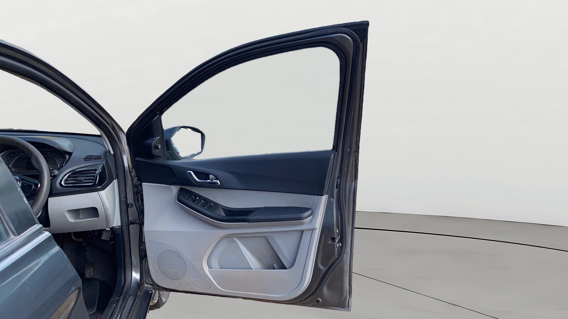 View 2020 Tata Tiago Revotorq XB Image 45 Used 2020 Tata Tiago Revotorq XB Image 45