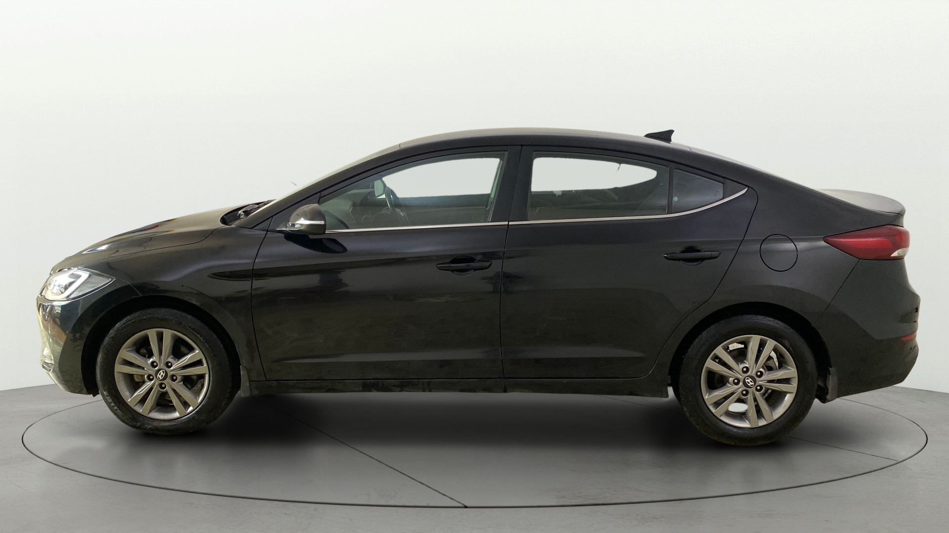 View 2018 Hyundai Elantra 1.6 CRDi S Image 5 Used 2018 Hyundai Elantra 1.6 CRDi S Image 5