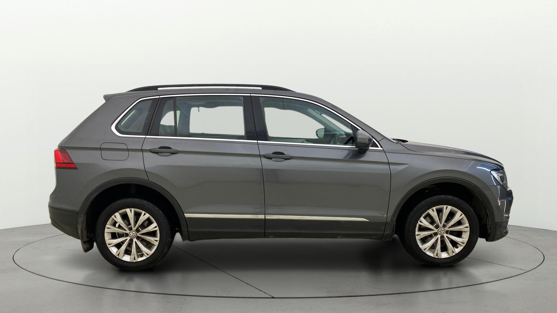 View 2018 Volkswagen Tiguan DSG 4MOTION Comfortline Image 8 Used 2018 Volkswagen Tiguan DSG 4MOTION Comfortline Image 8