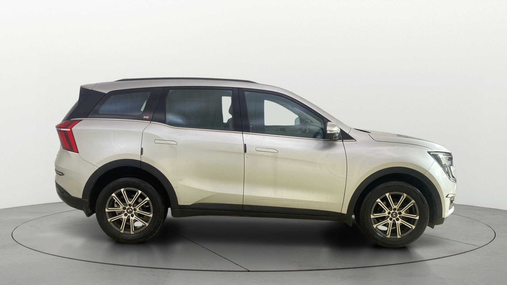View 2023 Mahindra XUV700 MX Petrol 5 STR Image 28 Used 2023 Mahindra XUV700 MX Petrol 5 STR Image 28