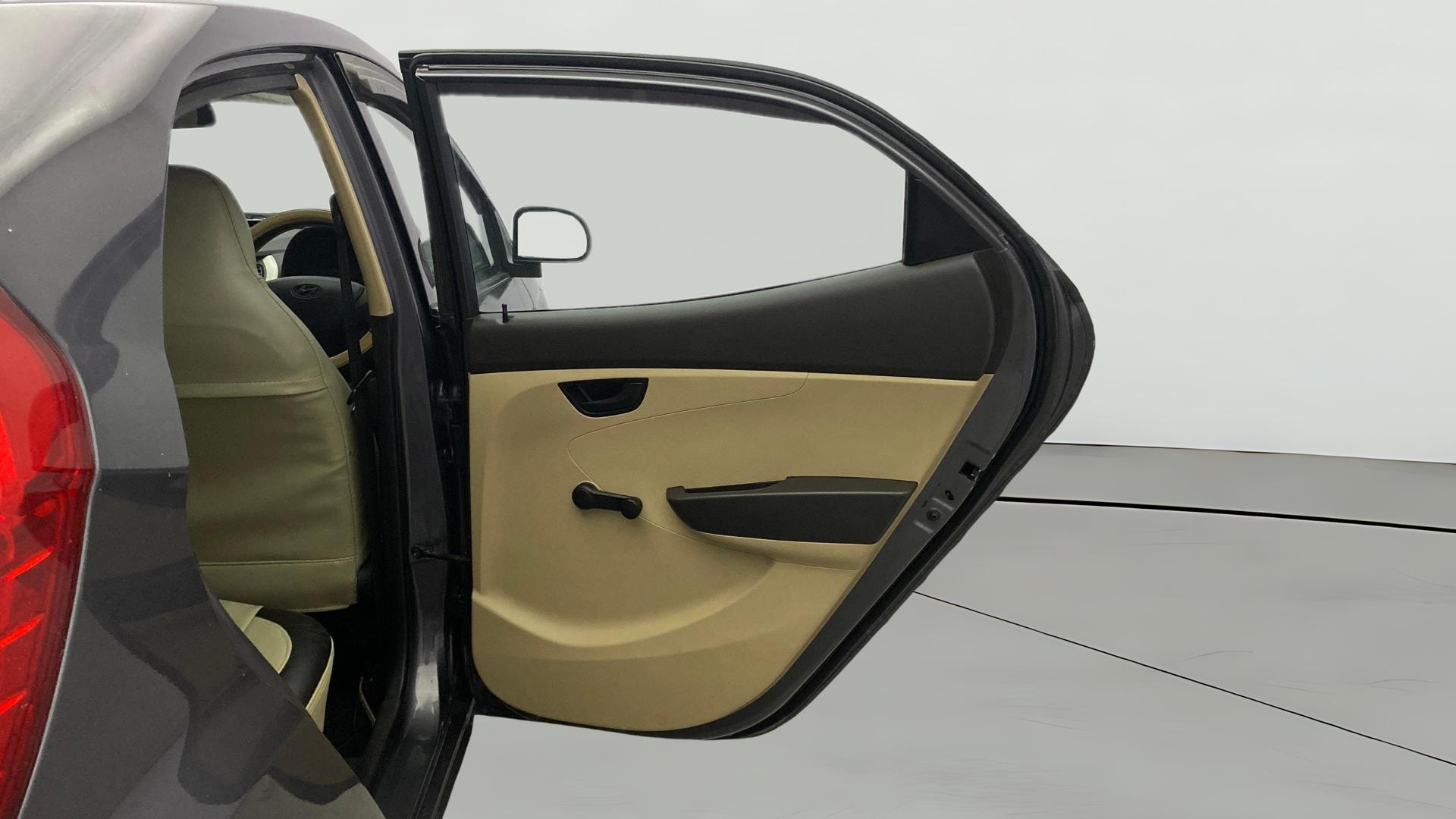 View 2016 Hyundai EON Era Plus Image 7 Used 2016 Hyundai EON Era Plus Image 7