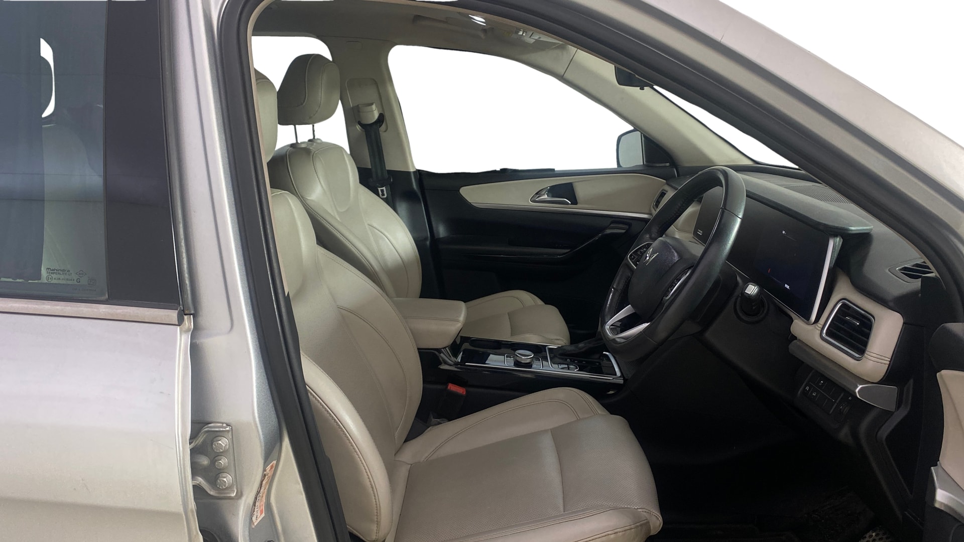 View 2023 Mahindra XUV700 MX Petrol 5 STR Image 18 Used 2023 Mahindra XUV700 MX Petrol 5 STR Image 18