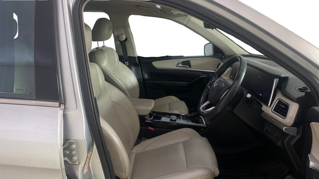 View Mahindra XUV700 Image 18 Used Mahindra XUV700 Image 18