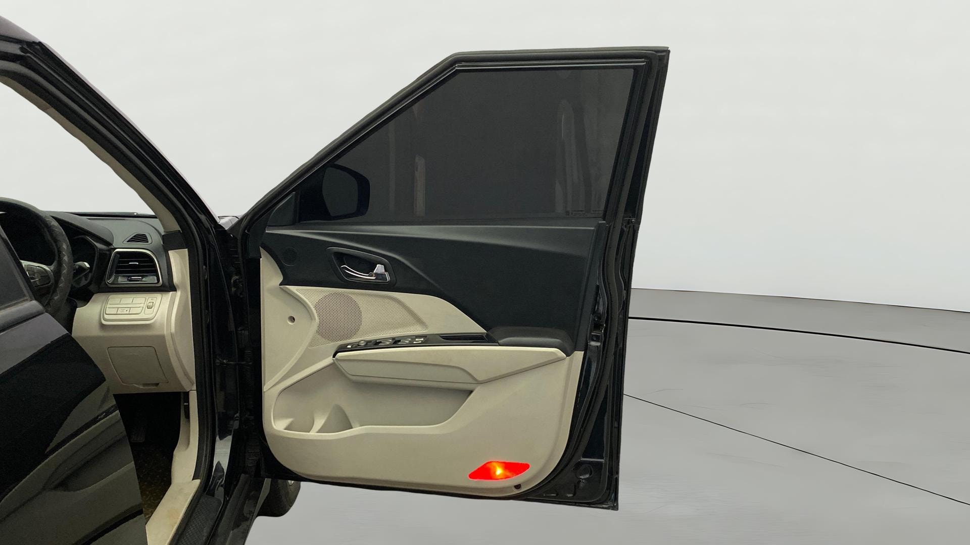 View 2021 Mahindra XUV300 W4 Petrol BS IV Image 47 Used 2021 Mahindra XUV300 W4 Petrol BS IV Image 47