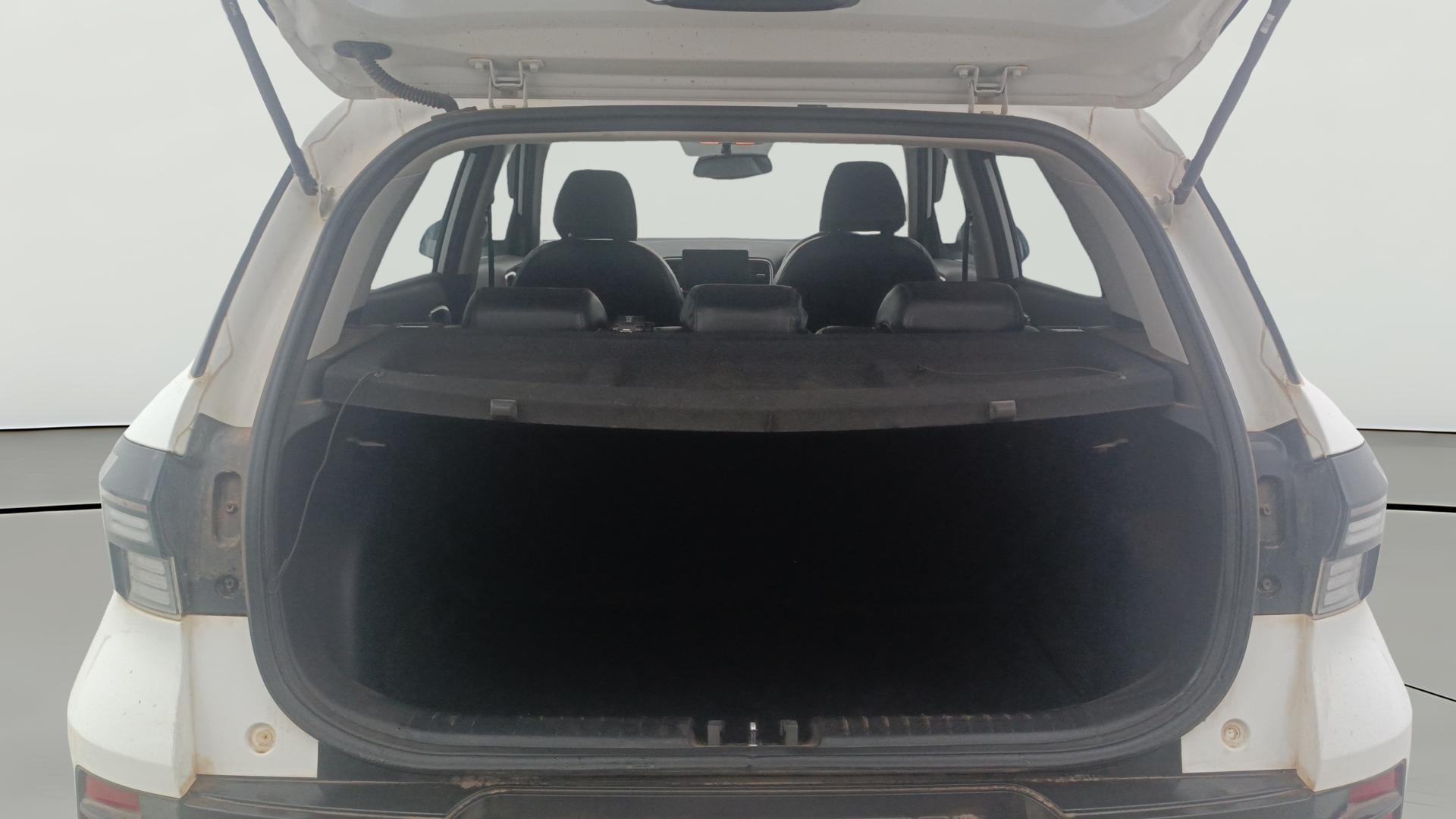 View 2024 Hyundai Venue SX 1.2 Petrol MT Image 40 Used 2024 Hyundai Venue SX 1.2 Petrol MT Image 40