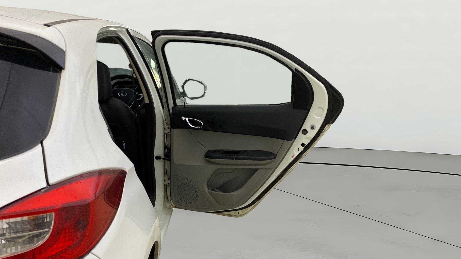 View 2017 Tata Tiago Revotorq XB Image 7 Used 2017 Tata Tiago Revotorq XB Image 7