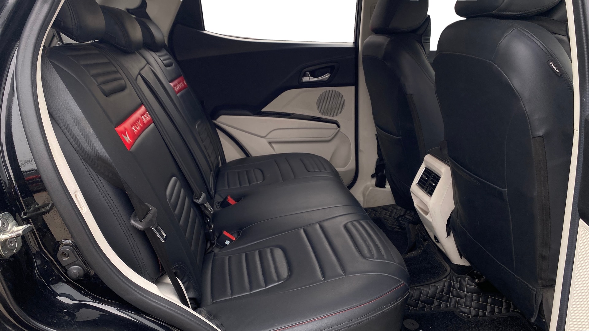 View 2024 Mahindra XUV 3XO AX5 1.2 L TCMPFi Image 30 Used 2024 Mahindra XUV 3XO AX5 1.2 L TCMPFi Image 30