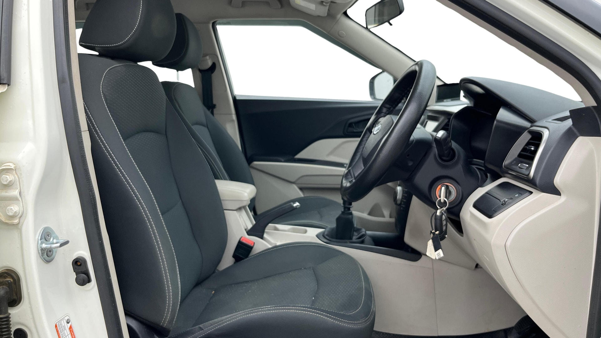 View 2019 Mahindra XUV300 W4 Petrol BS IV Image 26 Used 2019 Mahindra XUV300 W4 Petrol BS IV Image 26
