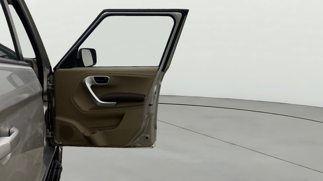 View Mahindra TUV300 Image 45 Used Mahindra TUV300 Image 45