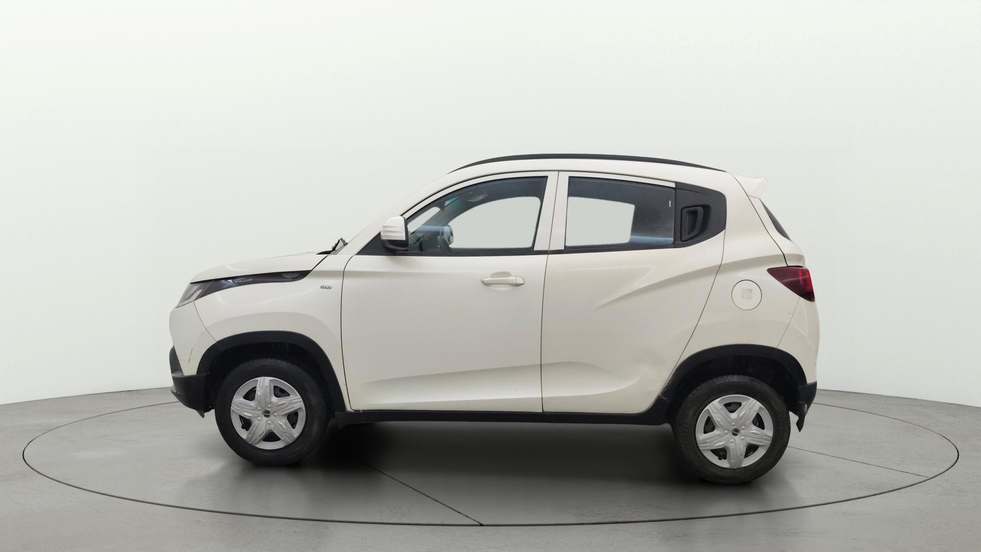 View 2016 Mahindra KUV100 K4 Plus Petrol 5 Seater BS IV Image 5 Used 2016 Mahindra KUV100 K4 Plus Petrol 5 Seater BS IV Image 5