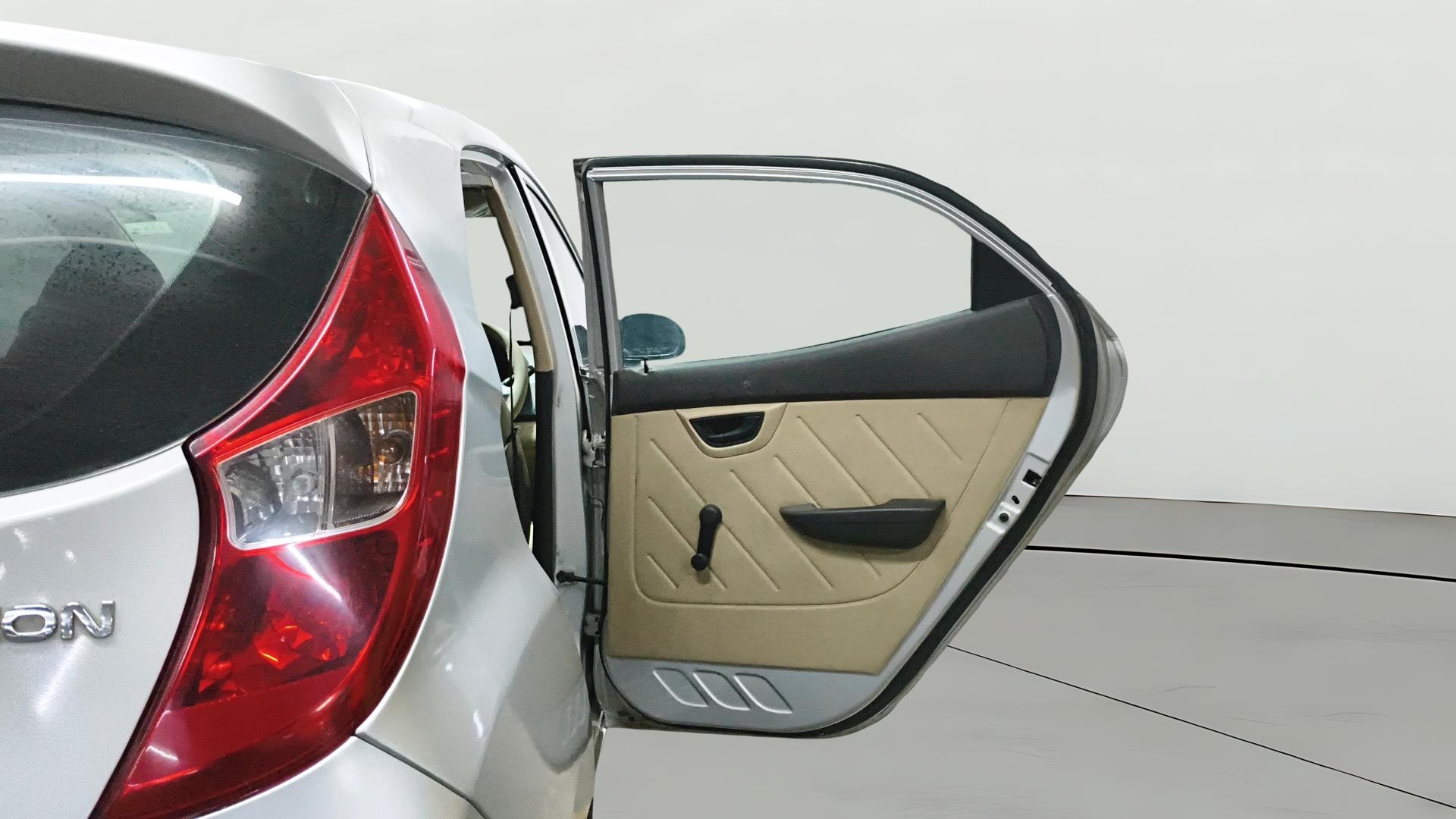 View 2018 Hyundai EON Era Plus Image 7 Used 2018 Hyundai EON Era Plus Image 7