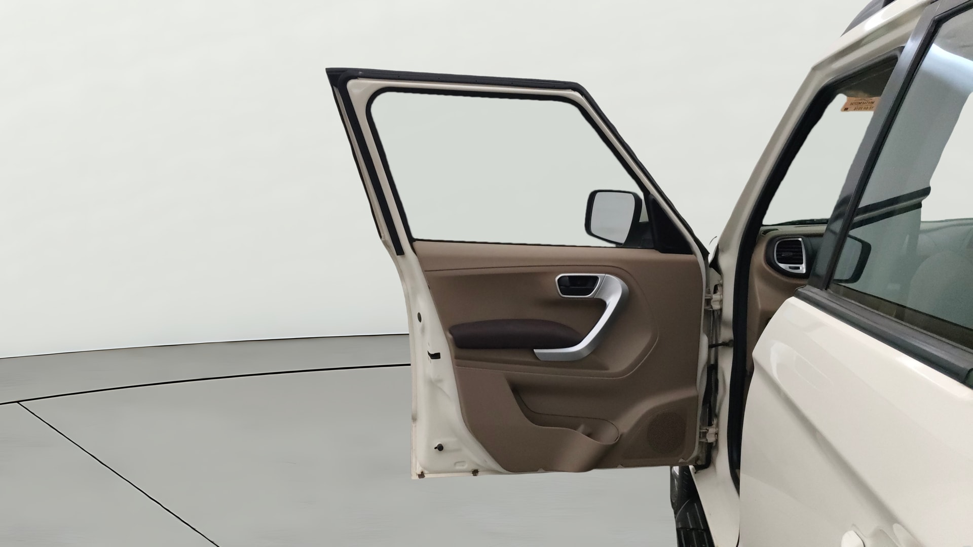 View 2016 Mahindra TUV300 T8 Image 32 Used 2016 Mahindra TUV300 T8 Image 32