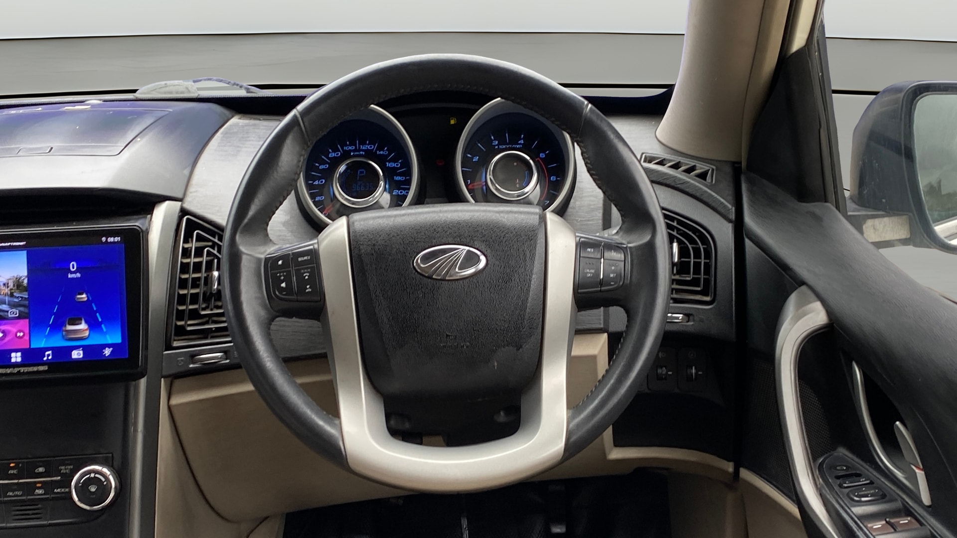 View 2017 Mahindra XUV500 W10 FWD AT Image 13 Used 2017 Mahindra XUV500 W10 FWD AT Image 13