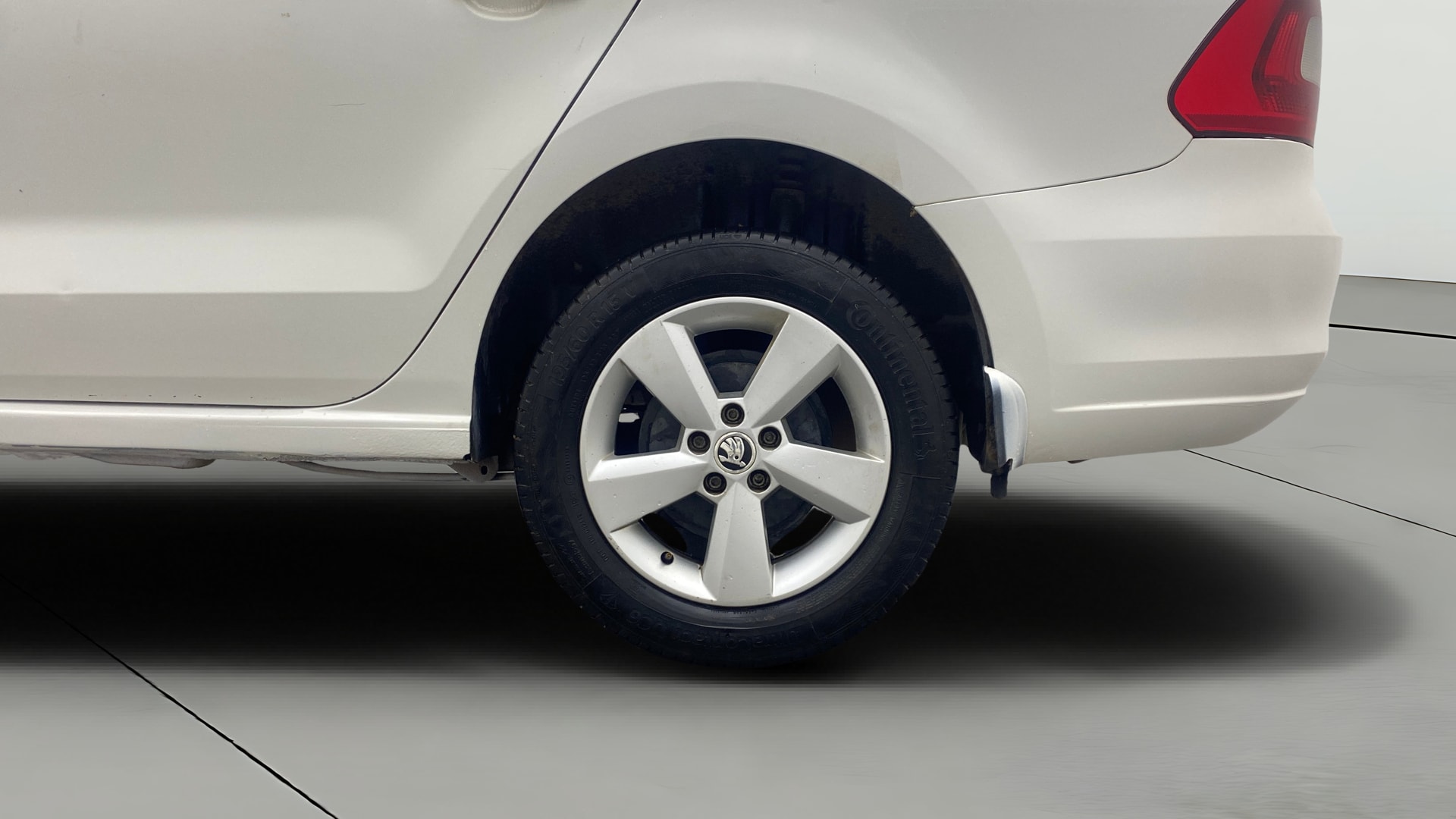 View 2015 Skoda Rapid 1.5 TDI CR Elegance AT Image 11 Used 2015 Skoda Rapid 1.5 TDI CR Elegance AT Image 11