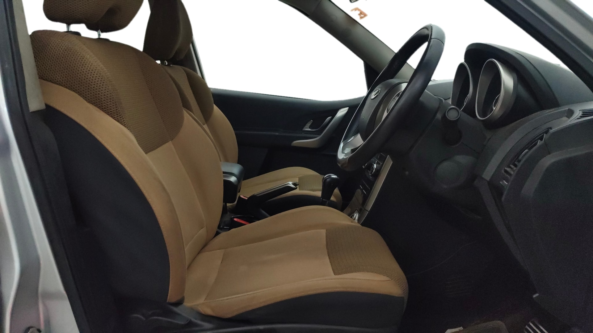 View 2018 Mahindra XUV500 W9 AT Image 19 Used 2018 Mahindra XUV500 W9 AT Image 19