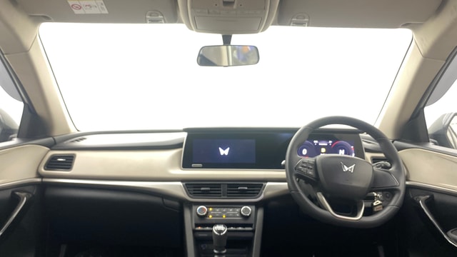 View Mahindra XUV700 Image 32 Used Mahindra XUV700 Image 32