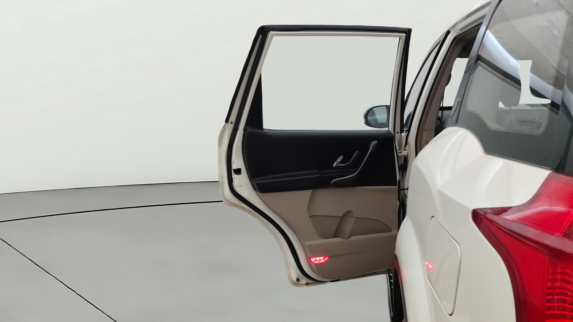 View 2017 Mahindra XUV500 G AT Image 16 Used 2017 Mahindra XUV500 G AT Image 16
