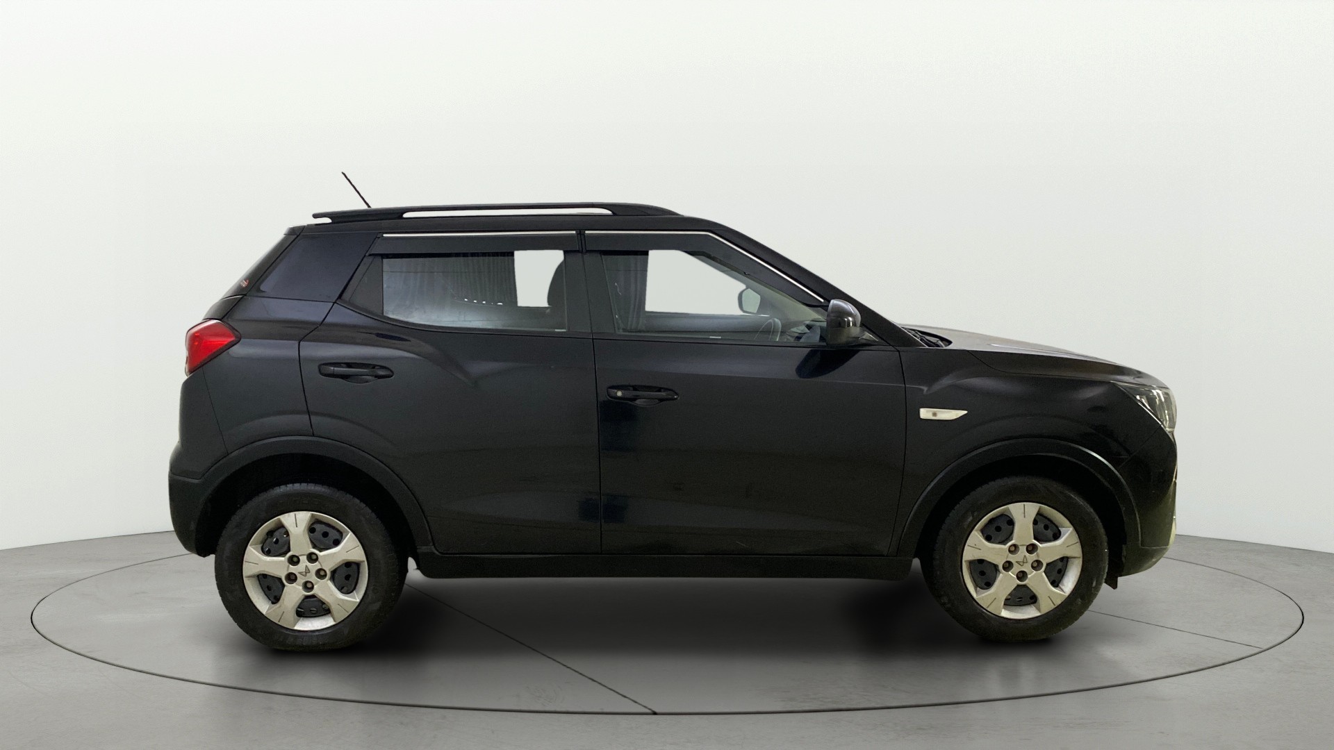 View 2024 Mahindra XUV300 W4 Petrol BS IV Image 8 Used 2024 Mahindra XUV300 W4 Petrol BS IV Image 8
