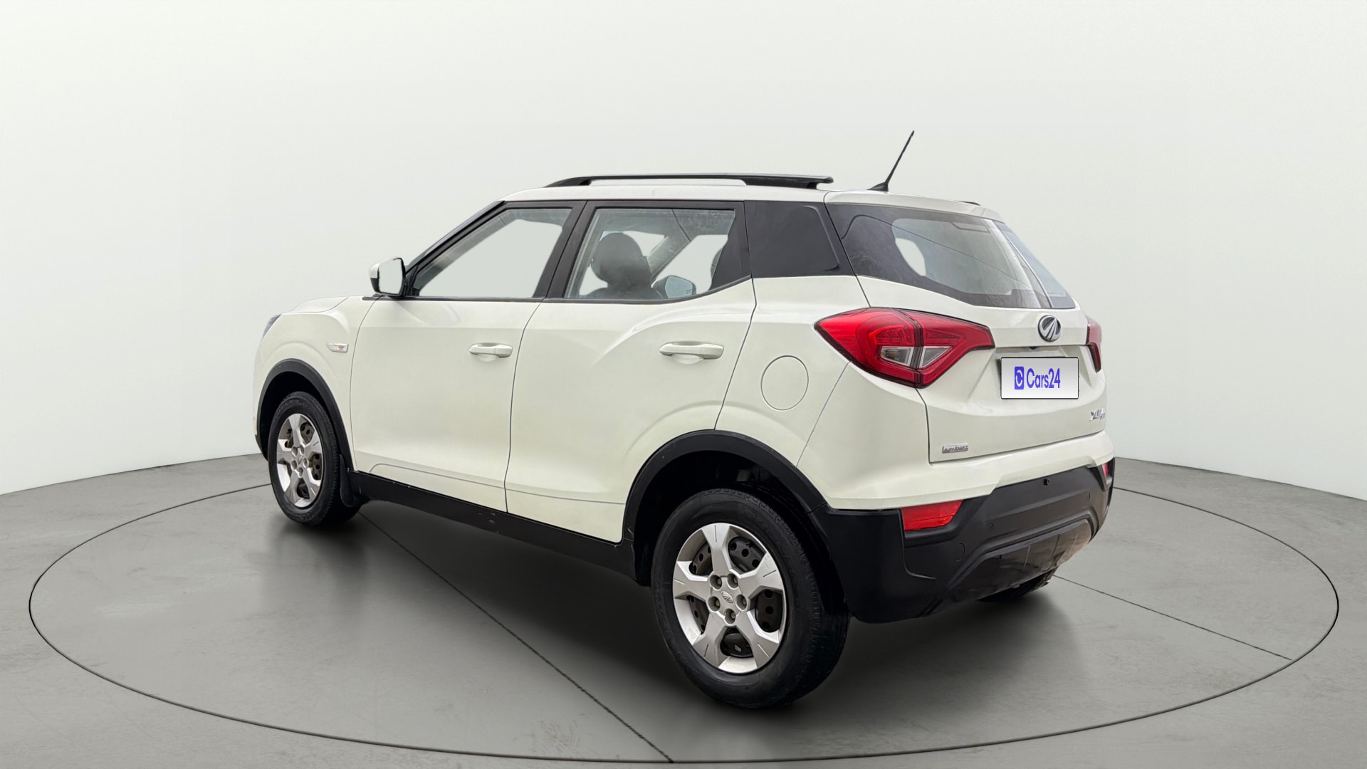 View 2022 Mahindra XUV300 W4 Petrol BS IV Image 2 Used 2022 Mahindra XUV300 W4 Petrol BS IV Image 2