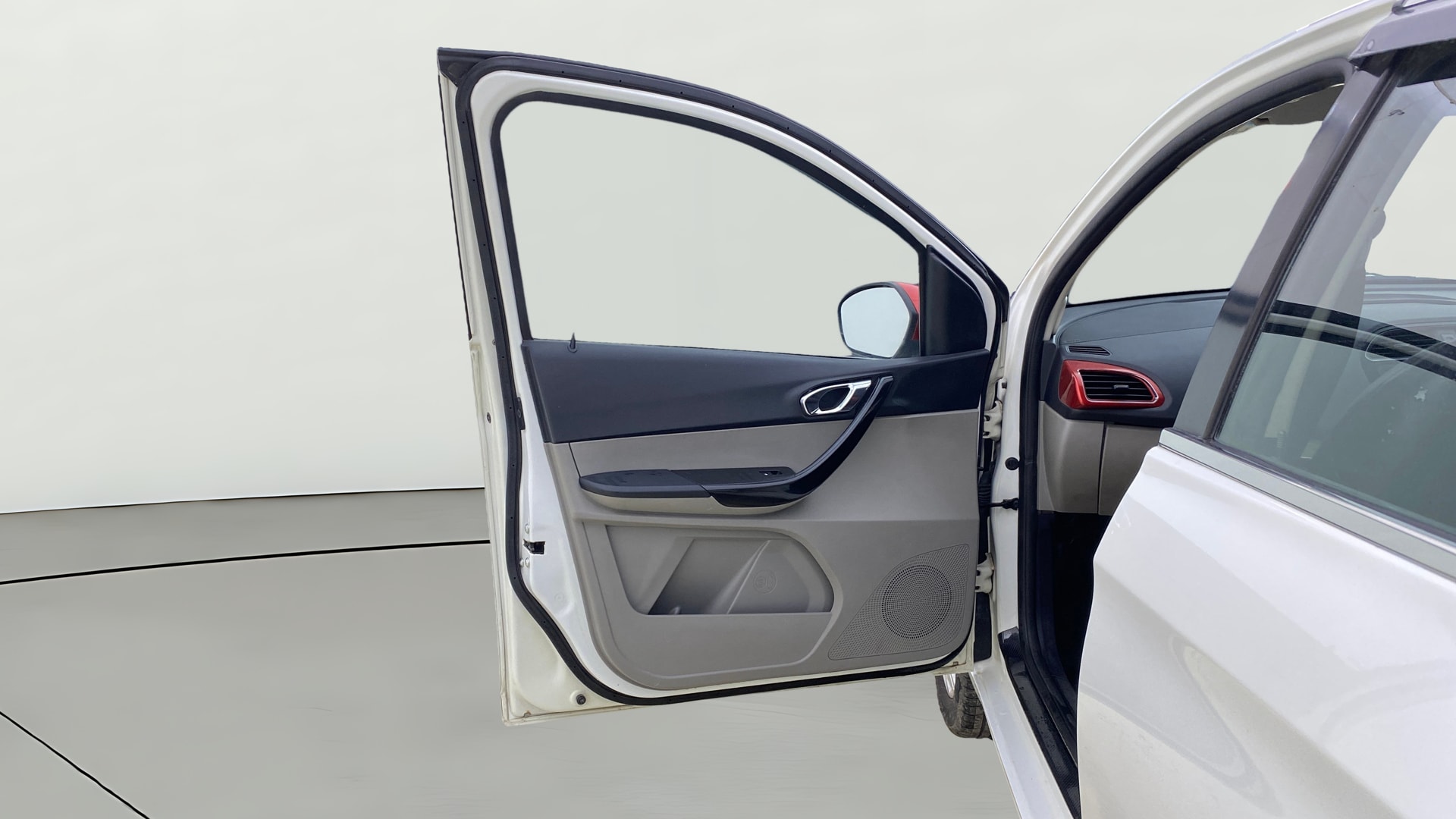 View 2017 Tata Tiago Revotorq XB Image 30 Used 2017 Tata Tiago Revotorq XB Image 30