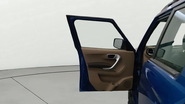 View Mahindra TUV300 Image 31 Used Mahindra TUV300 Image 31