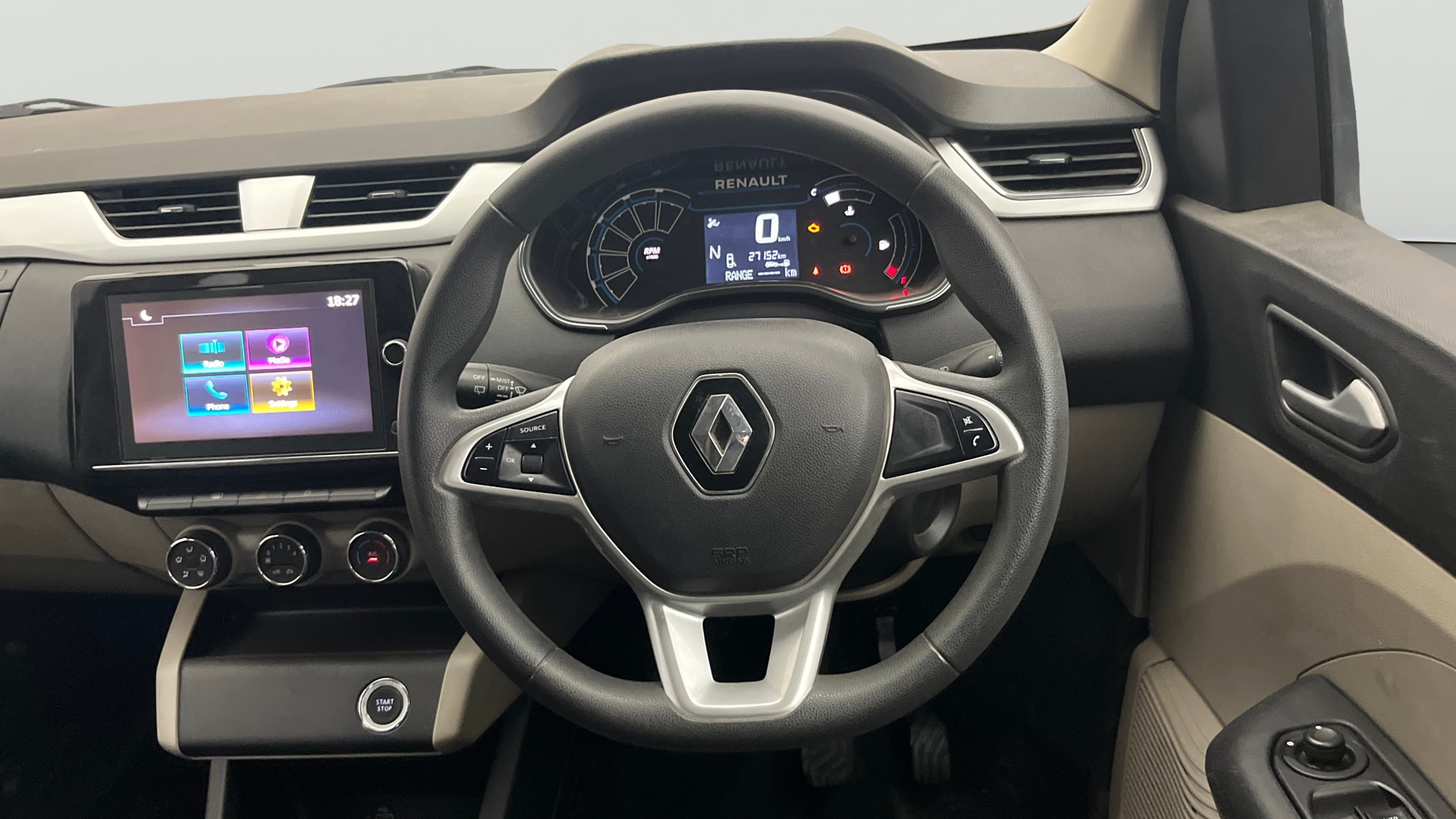 View 2022 Renault Triber RXZ AMT Image 13 Used 2022 Renault Triber RXZ AMT Image 13