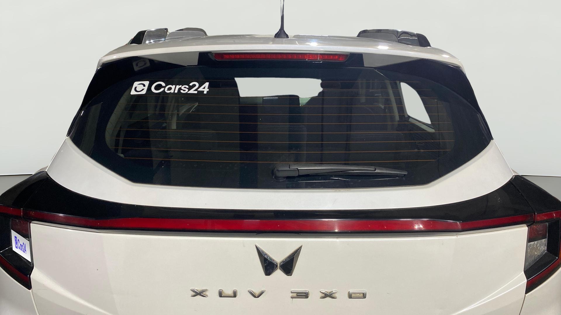 View 2024 Mahindra XUV 3XO AX5 1.2 L TCMPFi AT Image 4 Used 2024 Mahindra XUV 3XO AX5 1.2 L TCMPFi AT Image 4